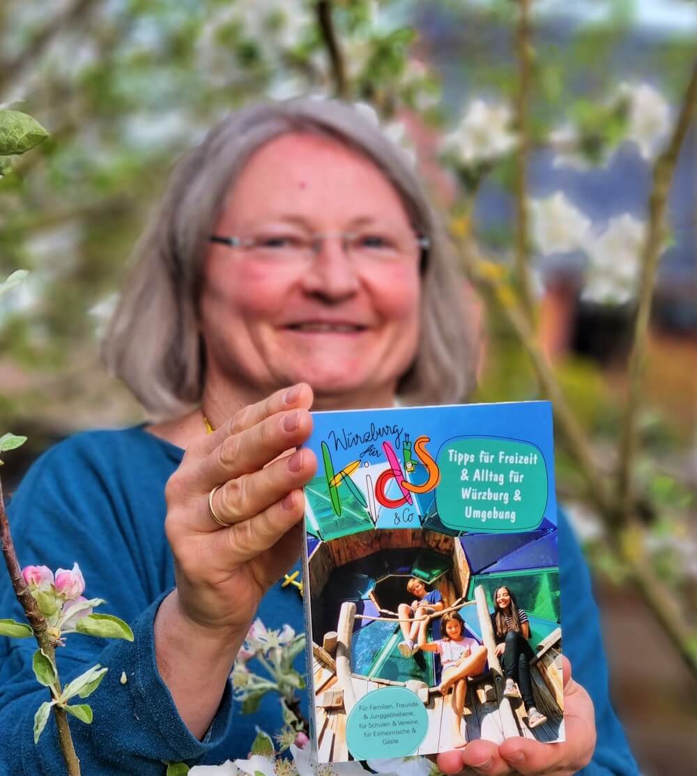 Sigute mit Buch im Garten Sigute mit Buch im Garten